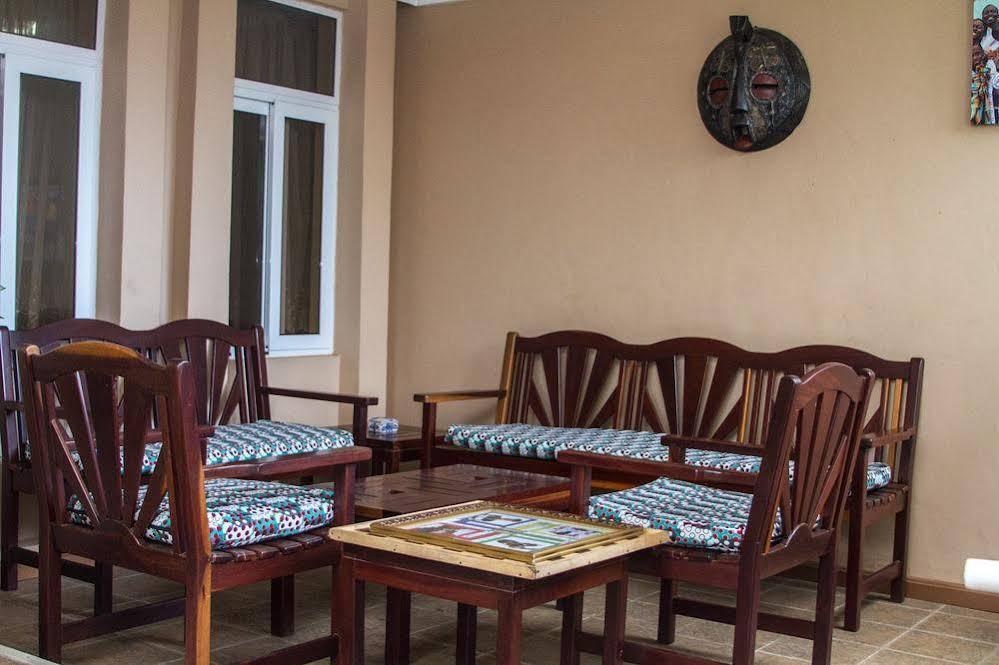 Alma House Hotel Accra Esterno foto