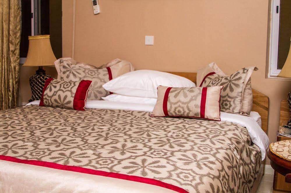 Alma House Hotel Accra Esterno foto