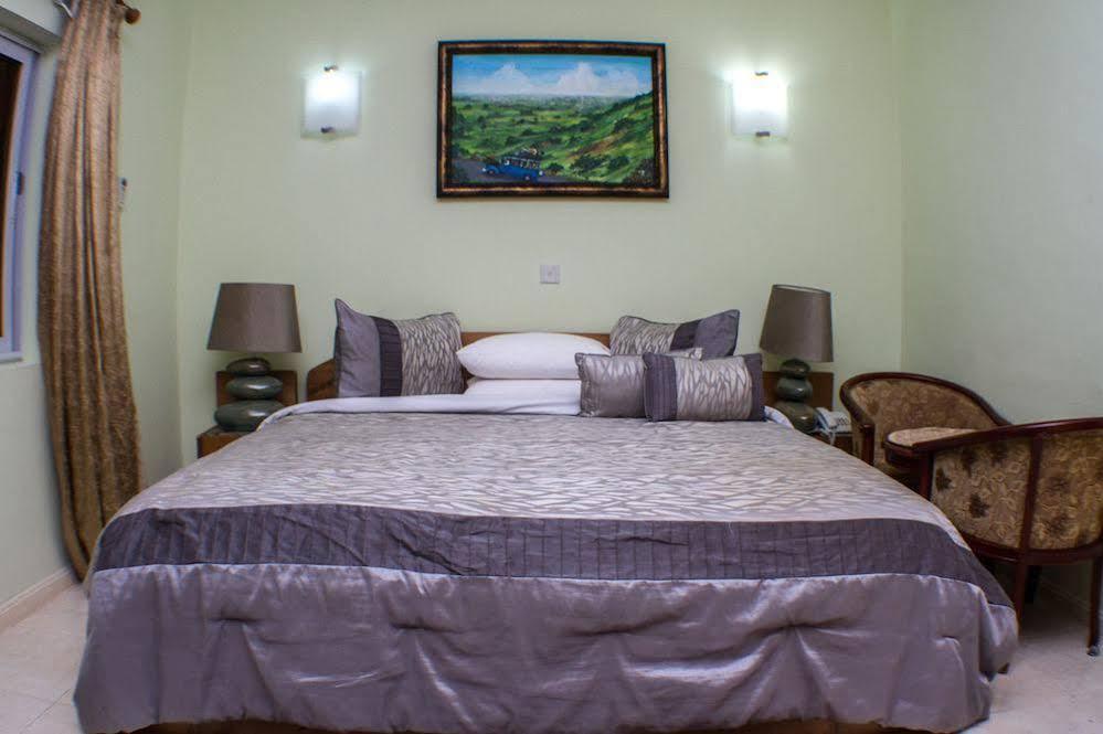 Alma House Hotel Accra Esterno foto