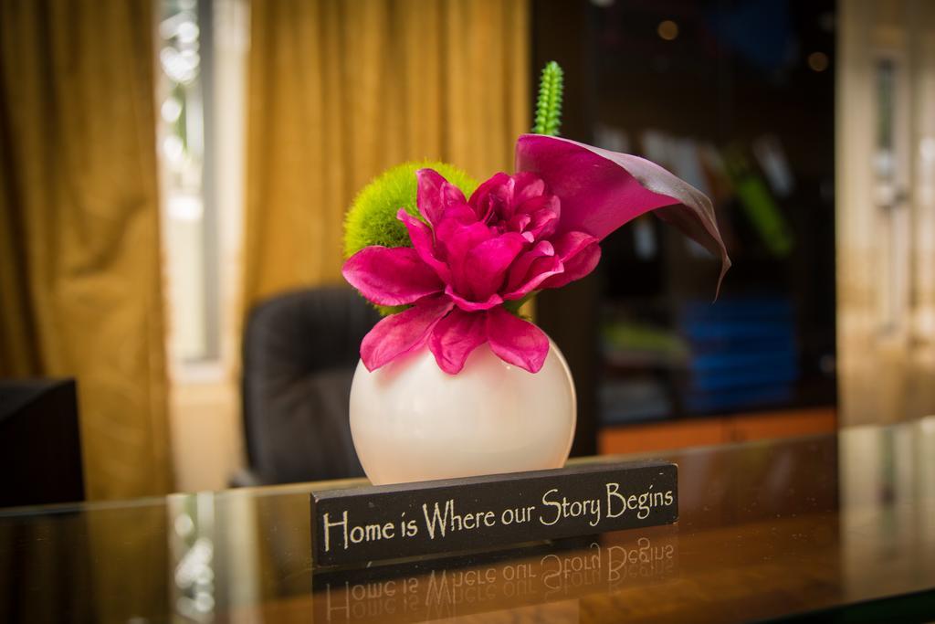 Alma House Hotel Accra Esterno foto