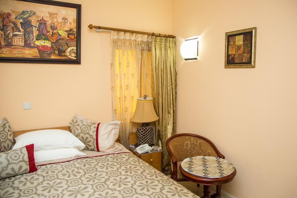Alma House Hotel Accra Esterno foto
