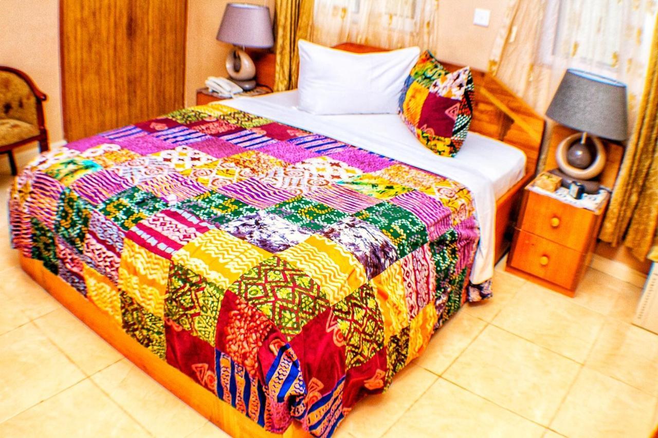 Alma House Hotel Accra Esterno foto