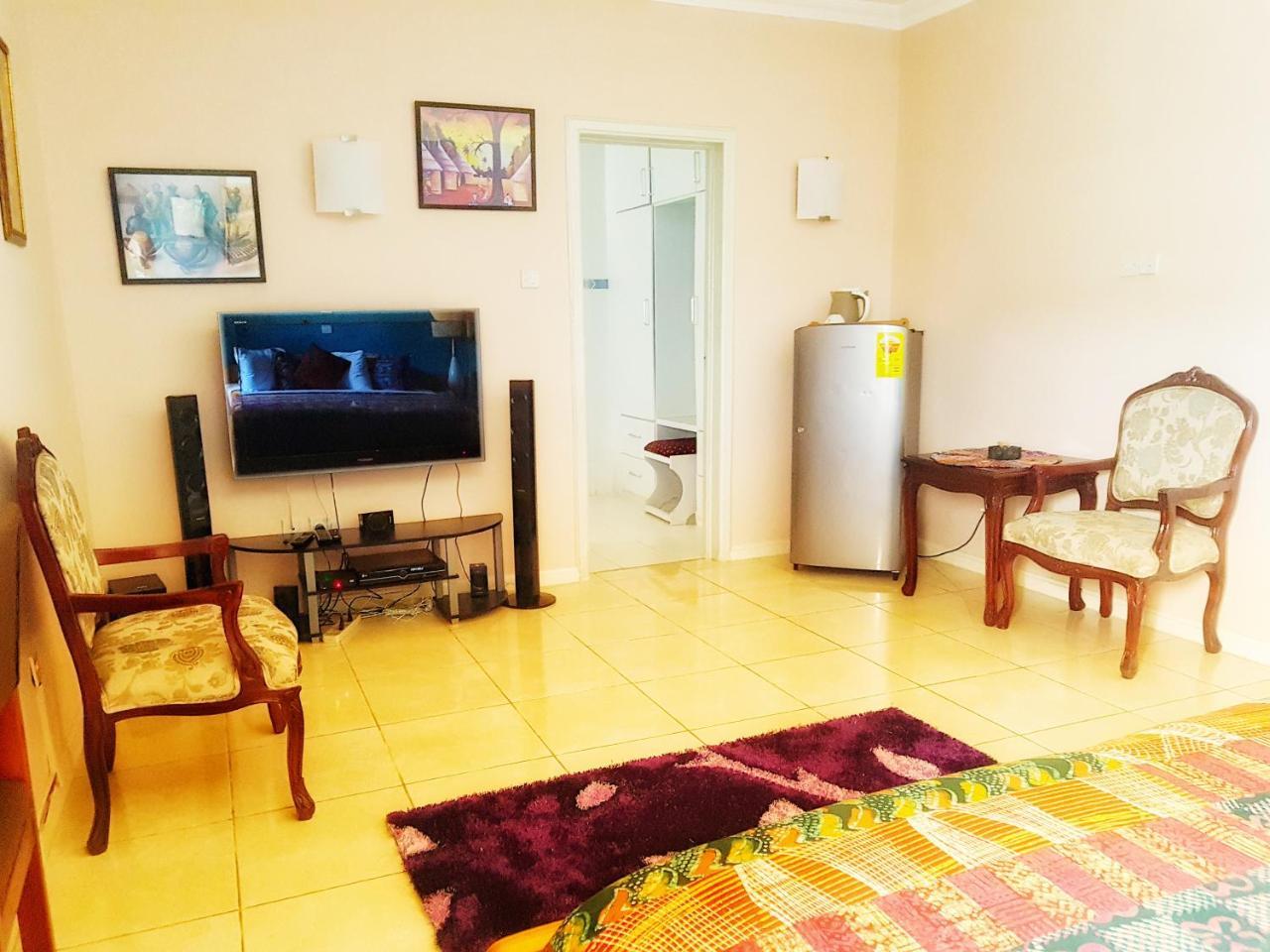 Alma House Hotel Accra Esterno foto