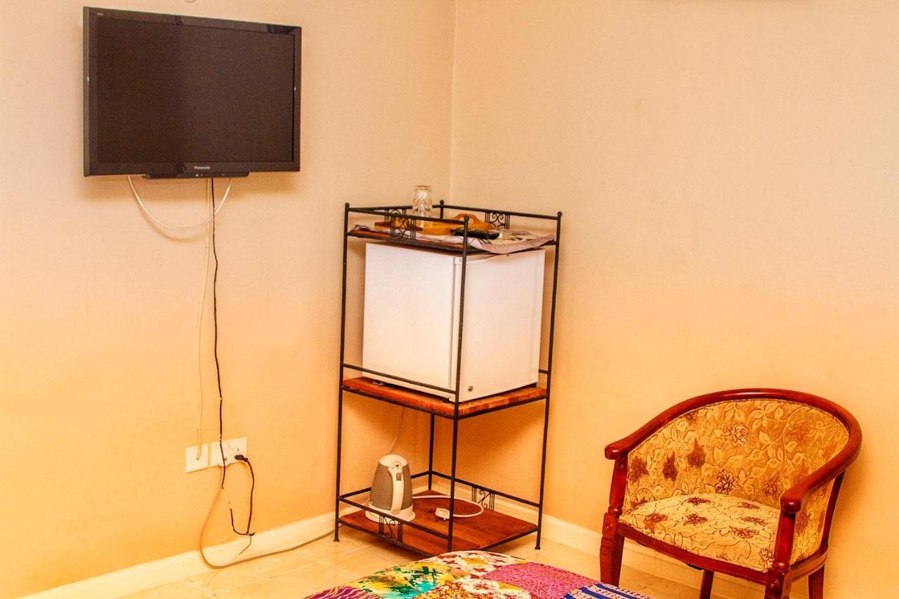 Alma House Hotel Accra Esterno foto